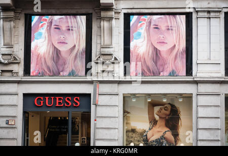 Milan, Italie - 28 Février 2017 : Vitrine d'une boutique à Milan - Guess zone Montenapoleone, Italie. Après quelques jours de la Fashion Week de Milan. Printemps Été Banque D'Images