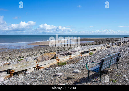 Banc commémoratif, à la mémoire d'un être cher sur le front de mer près de Llanddulas North Wales UK Banque D'Images