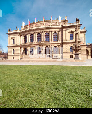 Rudolfiunum salle de concert sur la place Jan Palach, dans le centre de Prague. Tilt-châssis eipd, axés sur l'établissement et sur l'herbe en face Banque D'Images