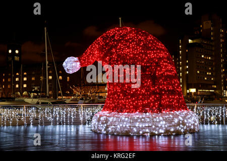 Lumineux géant Santa Hat à St Katharine's Dock, London, England. Banque D'Images