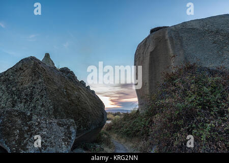 Coucher du soleil dans l'espace naturel de Barruecos. Malpartida de Caceres. L'Estrémadure. L'Espagne. Banque D'Images