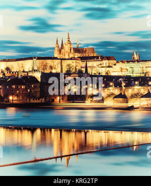 Le Château de Prague avec les édifices reflètent dans la rivière. Cette image est tonique. Banque D'Images