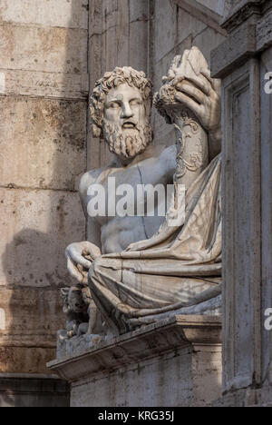 Tibre Dieu romain antique statue en marbre dans la colline du Capitole Square, en plein centre de Rome Banque D'Images