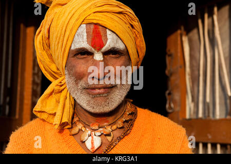 Portrait d'un saddhu avec tika peinture sur son front, à Ayodhya, Inde Banque D'Images