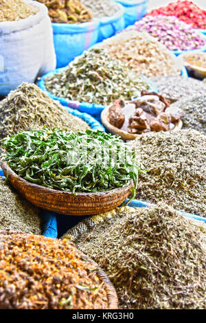 Variété d'épices sur les rues arabes market stall Banque D'Images