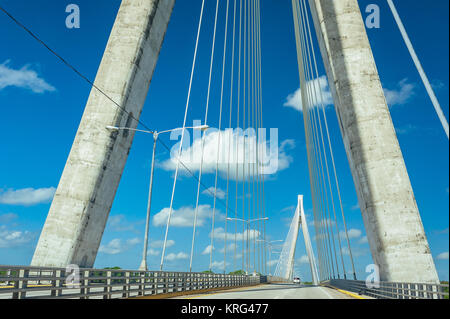 Structure du pont blanc magnifique plus de ciel bleu clair Banque D'Images