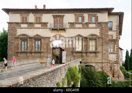 Ponte Campana (pont) et Manierist Palazzo Campana du XVI siècle par Baccio d'Agnolo sur la Via del Castello, dans le centre historique de Colle di Val d'Elsa Banque D'Images