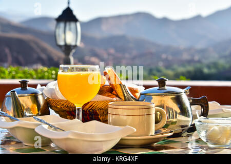 Petit-déjeuner marocain servi sur la terrasse de l'hôtel dans la région de montagnes de l'Atlas Banque D'Images