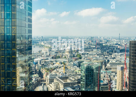 Vue de la ville de Londres avec le Leadenhall Building sur la gauche et la cathédrale St Paul à la distance depuis le toit de l'étage supérieur de l'Cornichon, 3 Banque D'Images