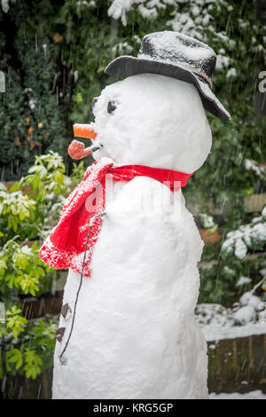 Un bonhomme de neige dans le jardin de devant d'une maison de la banlieue de Londres. Banque D'Images