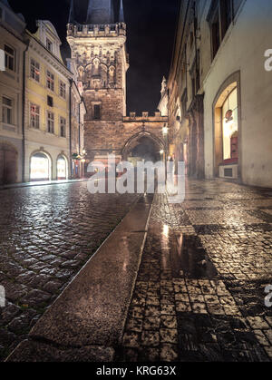 Tour du Pont Charles sur une nuit pluvieuse à Prague, République Tchèque Banque D'Images