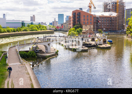 Serrures de Bow, un ensemble d'écluses bidirectionnel à Bromley-by-Bow et du Sud Bromley dans le district londonien de Tower Hamlets, Londres, Royaume-Uni. Banque D'Images