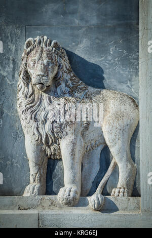 Lion en marbre sur la façade de l'église Banque D'Images