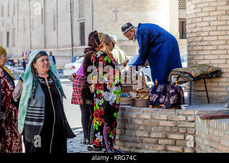 Un vieil homme ouzbèkes vend des souvenirs d'un décrochage dans le marché, Boukhara, Ouzbékistan Banque D'Images