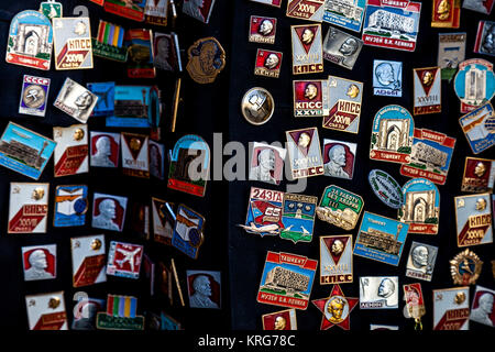 Militaire de souvenirs/insignes communistes pour la vente, Boukhara, Ouzbékistan Banque D'Images