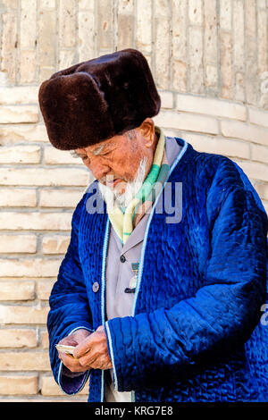 Un homme en costume traditionnel ouzbek de l'argent comptant, Boukhara, Ouzbékistan Banque D'Images