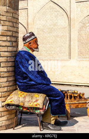 Un homme en costume traditionnel ouzbek, Boukhara, Ouzbékistan Banque D'Images