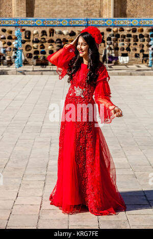 Une belle jeune femme en costume traditionnel ouzbek, Boukhara, Ouzbékistan Banque D'Images