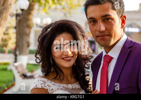 Un joli jeune couple ouzbek posent pour une photo après le mariage, Boukhara, Ouzbékistan Banque D'Images