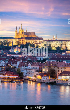 Le Château de Prague et le quartier de Mala Strana à Prague dans la soirée Banque D'Images