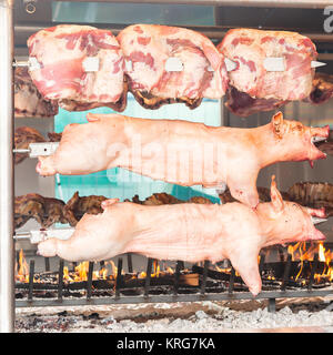 Carcasses de porc et autres viandes préparées sur brochette. Banque D'Images