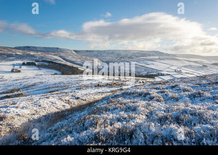 Belle matinée d'hiver dans la haute crête. Vue de Kinder Scout de Lantern Pike près de fauche dans le Peak District. Banque D'Images