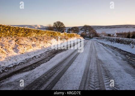 Route de campagne glacée par un beau matin d'hiver dans le Derbyshire, Angleterre. Banque D'Images