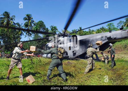 Les Marines américains et les soldats décharger apporte le matériel de secours d'un Sikorsky CH-53E Super Stallion hélicoptère pendant une mission d'assistance humanitaire à la suite de deux tremblements de terre le 9 octobre 2009 à Padang, en Indonésie. Banque D'Images