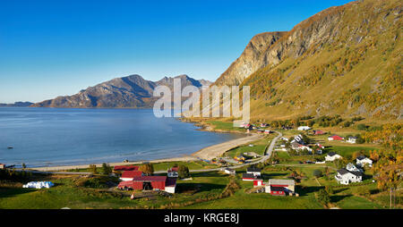 Surplombant le village de Grotfjord, Kvaloy, près de Tromso, Troms, Norvège. L'île d'Vengsoy est dans la distance. Banque D'Images