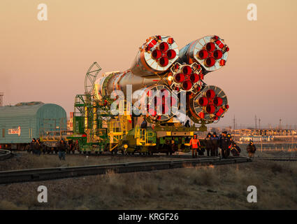 La fusée Soyouz TMA-11M est déployée à l'aire de lancement par le train le Mardi, Novembre 5, 2013, au cosmodrome de Baïkonour au Kazakhstan. Lancement de la fusée Soyouz est prévue pour le 7 novembre et va envoyer 38 expédition commandant de Soyouz Mikhail Tyurin de Roscosmos, mécanicien de Rick Mastracchio et ingénieur de vol de la NASA Koichi Wakata de l'Agence japonaise d'exploration aérospatiale sur une mission de six mois à bord de la Station spatiale internationale. Crédit photo : NASA/Bill Ingalls) Expedition 38 Déploiement Soyouz (201311050014HQ) Banque D'Images