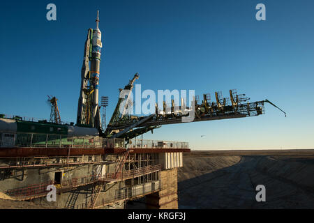 La fusée Soyouz TMA-11M est érigée en position après avoir été déployé dans l'aire de lancement par le train le Mardi, Novembre 5, 2013, au cosmodrome de Baïkonour au Kazakhstan. Lancement de la fusée Soyouz est prévue pour le 7 novembre et va envoyer 38 expédition commandant de Soyouz Mikhail Tyurin de Roscosmos, mécanicien de Rick Mastracchio et ingénieur de vol de la NASA Koichi Wakata de l'Agence japonaise d'exploration aérospatiale sur une mission de six mois à bord de la Station spatiale internationale. Crédit photo : NASA/Bill Ingalls) Expedition 38 Déploiement Soyouz (201311050024HQ) Banque D'Images