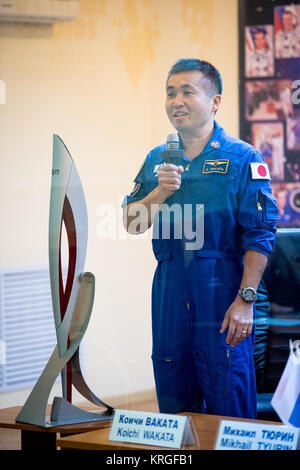 L'ingénieur de vol de l'expédition 38 Koichi Wakata de l'Agence japonaise d'exploration aérospatiale est vu en quarantaine, derrière une vitre, lors de la dernière conférence de presse tenue à la veille de son lancement avec d'autres collègues d'équipage Expédition 38, commandant de Soyouz Mikhail Tyurin de Roscosmos, et Rick Mastracchio, mécanicien de la NASA, à la Station spatiale internationale, le mercredi, Novembre 6, 2013 à l'hôtel cosmonaute à Baïkonour, au Kazakhstan. Une torche olympique qui sera lancé avec l'équipage pour une visite de quatre jours à la station est visible sur la gauche. Le flambeau sera de retour sur Terre avec un autre trio de gare res Banque D'Images