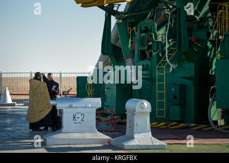 Un prêtre orthodoxe bénit la fusée Soyouz au cosmodrome de Baïkonour Pas de tir le mercredi, Novembre 6, 2013 au Kazakhstan. Le lancement de l'expédition avec Soyouz 38 commandant de Soyouz Mikhail Tyurin de Roscosmos, mécanicien de Koichi Wakata de l'Agence japonaise d'exploration aérospatiale, et Rick Mastracchio, mécanicien de la NASA, est prévue pour le jeudi 7 novembre. Crédit Photo (NASA/Bill Ingalls) fusée Soyouz TMA-11M bénédiction Banque D'Images