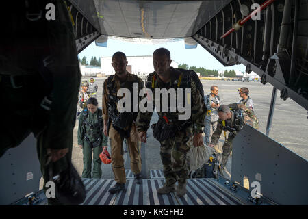 Les membres de l'Armée de l'air entrer une armée de l'air colombienne Casa 295 avions pour une multinationale de la mobilité du personnel au cours de l'effort d'airdrop Guardian at Joint Base Lewis-McChord, dans l'État de Washington, le 6 août 2017. L'Armée de l'air colombienne prévu, dirigé et exécuté le largage de matériel avec la participation de l'Air française et les forces pakistanaises et de l'appui de l'US Air Force. (U.S. Air Force Banque D'Images