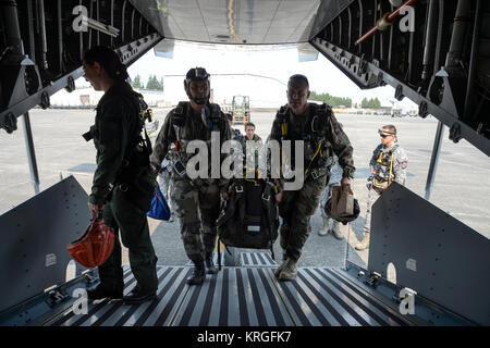 Les membres de l'Armée de l'air entrer une armée de l'air colombienne Casa 295 avions pour une multinationale de la mobilité du personnel au cours de l'effort d'airdrop Guardian at Joint Base Lewis-McChord, dans l'État de Washington, le 6 août 2017. L'armée de l'air colombienne prévu, dirigé et exécuté le largage de matériel avec la participation de l'Air française et les forces pakistanaises et de l'appui de l'US Air Force. (U.S. Air Force Banque D'Images