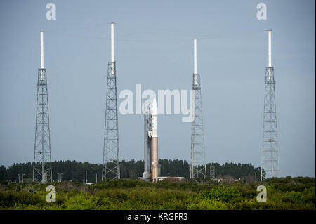 Deux jours avant la date prévue de lancement, l'Alliance Lancement fusée Atlas V et l'atmosphère de Mars de la NASA et de l'évolution Volatile (MAVEN) sonde de rouleaux sur la base aérienne de Cap Canaveral Space Launch Complex 41 Installation de l'intégration verticale de l'aire de lancement, samedi, Novembre 16, 2013, Cap Canaveral, Floride. Crédit photo : NASA/Bill Ingalls) Atlas V avec MAVEN roll-out (201311160006HQ) Banque D'Images