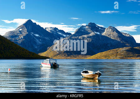 Vue sur les montagnes à Lyfjord sur Kvaloy, près de Troms, Troms, Norvège. Banque D'Images