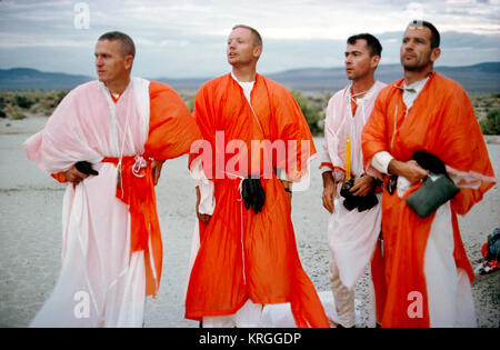 L'astronaute John Young, Frank Borman et Neil Armstrong avec Deke Slayton sont affichées au cours de la formation à la survie dans le désert, Reno, Nevada STEAD AFB, Reno, NV IDENTIFICATEUR DE LA NASA : S64-14507 Formation Survie Désert (7944887190) Banque D'Images