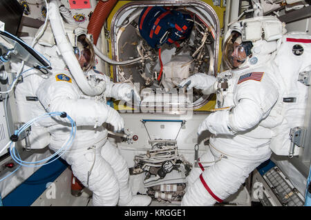 ISS-38 EVA-1 (d) Rick Mastracchio et Mike Hopkins dans le sas Quest Banque D'Images