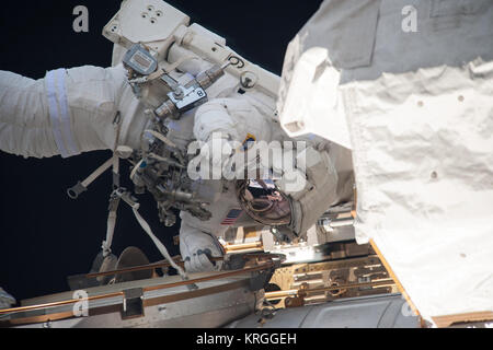 ISS-38 EVA-1 (e) Mike Hopkins Banque D'Images