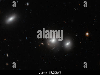 Dans cette nouvelle image télescope peeks dans l'amas de coma, une collecte massive de galaxies situé vers la constellation de Coma Berenices. Ce groupe important est d'environ 350 millions d'années-lumière de nous et contient plus de 1000 galaxies identifiées, dont la majorité sont elliptiques. Les chambres lumineuses, des objets en forme de soucoupe entouré par misty halos dans cette image sont des galaxies, chacune d'entre elles l'hôte de plusieurs millions d'étoiles. Le fond de l'image est plein de galaxies éloignées, dont beaucoup avec des formes en spirale, qui sont beaucoup plus loin et n'appartiennent pas à la grappe. Visible dans cette image Banque D'Images