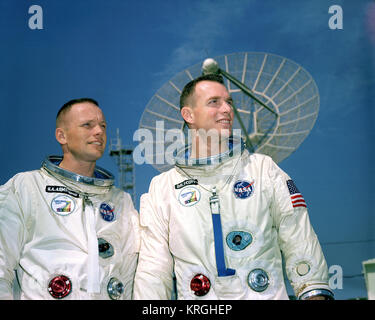 Les astronautes Neil A. Armstrong (à gauche), pilote de commande, et David R. Scott, pilote, le premier équipage Gemini-8, lors d'une séance de photos Banque D'Images