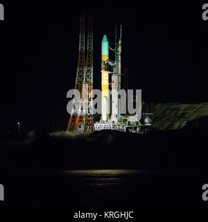 Une fusée japonaise H-IIA avec le NASA-Agence japonaise d'exploration aérospatiale (JAXA), Global Precipitation Measurement (GPM) à bord de l'Observatoire de base, est vu sur plateforme de lancement 1 du centre spatial de Tanegashima, Vendredi, Février 28, 2014, Japon, Tanegashima. Une fois lancé, le GPM permettra de recueillir de l'information qui rassemble des données d'un réseau international de satellites existants et futurs de map de pluie et de neige toutes les trois heures. Crédit photo : NASA/Bill Ingalls) H-IIA avec gpm sur rampe de lancement avant le décollage Banque D'Images