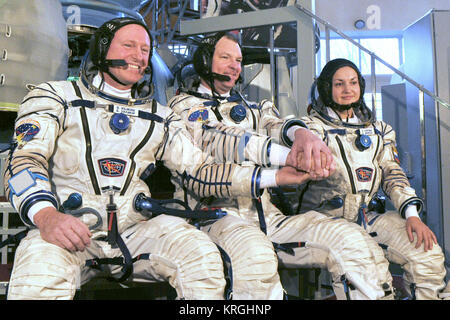 Au centre de formation de Gagarine à la Cité des étoiles, en Russie, de sauvegarde de l'équipage Expedition 39/40 Barry Wilmore de la NASA (à gauche), commandant de Soyouz Alexander Samokutyaev de Roscosmos (centre) et l'ingénieur de vol Elena Serova de Roscosmos (droite) main au début de la première journée d'examens de qualification le 4 mars. Le premier équipage de la NASA - Steve Swanson et Alexander Skvortsov et Oleg Artemyev de Roscosmos se préparent à lancer à la Station spatiale internationale depuis le cosmodrome de Baïkonour au Kazakhstan le 26 mars, le Kazakh temps, dans leur vaisseau Soyouz TMA-12M pour une mission de six mois. N Banque D'Images