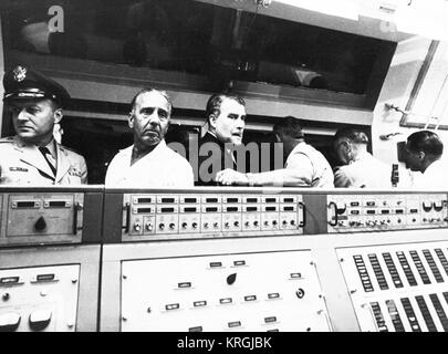 VON BRAUN DANS BLOCKHAUS À LANCEMENT DE PIONEER IV, 3/3/59. L À R/ non identifiés ; DEBUS, KURT-DR./ VON BRAUN/ MAJ. GEN. MEDARIS, JOHN/ BRIG. GEN. BARCLAY, JOHN Pioneer 4 installations de lancement à von Braun Banque D'Images