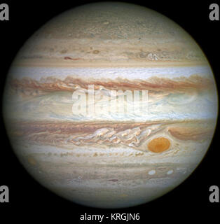 Cette image disque plein de Jupiter a été prise le 21 avril 2014 à champ large de Hubble Caméra 3 (WFC3). Jupiter et sa grande tache rouge ratatinée (rognée) Banque D'Images