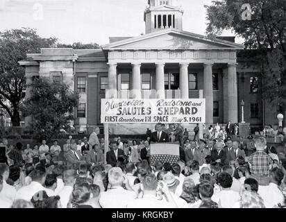 VonBraun, Wernher-Dr. Une foule d'adresses pour célébrer en face de la Madison Co. Al. Courthouse après le lancement réussi de l'astronaute Alan Shepard, premier astronaute ( Amérique du Nord dans l'espace)sur un lanceur Mercury-Redstone.liberté7, Shepard's engin spatial Mercury, a été lancée depuis Cap Canaveral. Il atteint une vitesse de 5100 km/h. Son vol a duré 14,8 minutes 5 mai 1961 (MIX) La célébration de la Liberté 7 à Huntsville, Alabama Banque D'Images