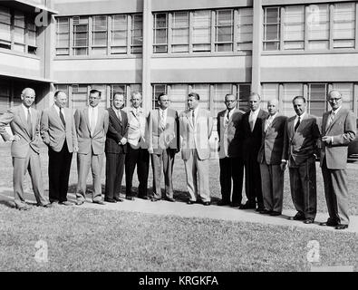 DR. VON BRAUN ET L'ORIGINAL DE L'ÉQUIPE ALLEMANDE À BLDG. 4488 L'ARMÉE A CONDUIT À DES EFFORTS DE L'ESPACE AVANT LE TRANSFERT DE L'ABMA DE L'ÉQUIPE À MSFC. (L. À R.) DR. ERNST STUHLINGER, DR. HOELZER CASQUE, Karl L. HEIMBURG, DR. ERNST GEISSLER, ERICH W. NEUBERT, DR. WERNHER VON BRAUN, WILLIAM A. MRAZEK, HANS HEUTER, EBERHARD REES, DR. KURT DEBUS, ET HANS H. MAUS. Douze spécialistes scientifiques de l'équipe de Peenemuende Banque D'Images