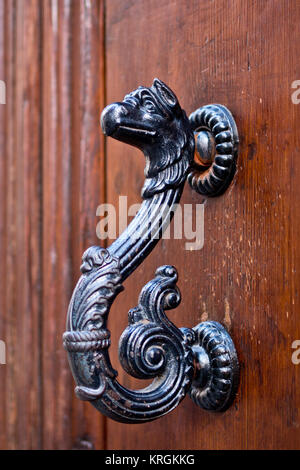 Porte antique avec des poignées pour ouvrir dans la forme d'un dragon en métal vieilli et bruni Banque D'Images