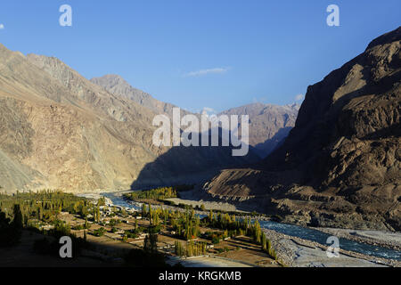 Turtuk village dans la vallée de fleuves Shyok, La Vallée de Nubra, Ladakh, le Jammu-et-Cachemire, l'Inde Banque D'Images